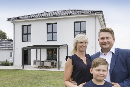 Familie mit Haus - Fertighaus Danwood Andreas Voichtleitner Himmelkron